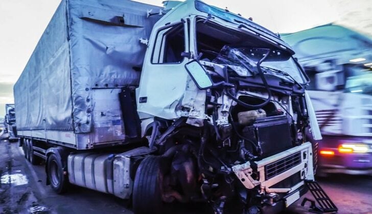 Semi-truck with crushed front fender attests to how many truck accidents happen a year in Florida